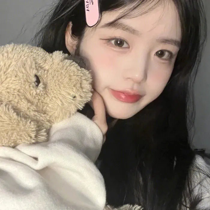 戴流苏耳环的少女